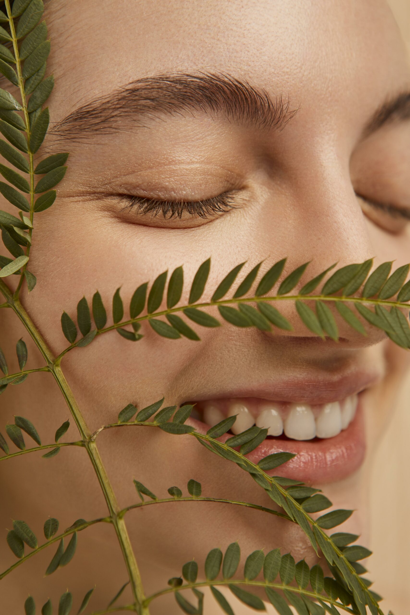 cerrar-sonriente-modelo-posando-planta